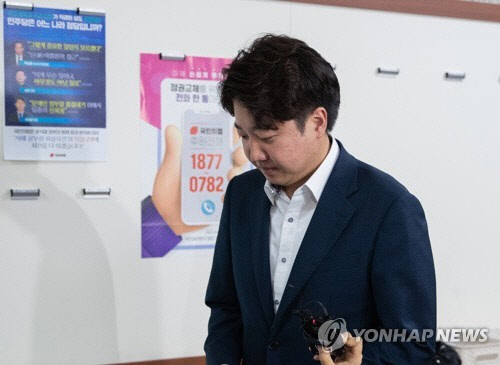 중앙윤리위원회에 출석해 '성 상납 증거인멸 교사' 의혹에 대해 소명한 국민의힘 이준석 대표가 8일 국회를 나서고 있다. [연합뉴스]